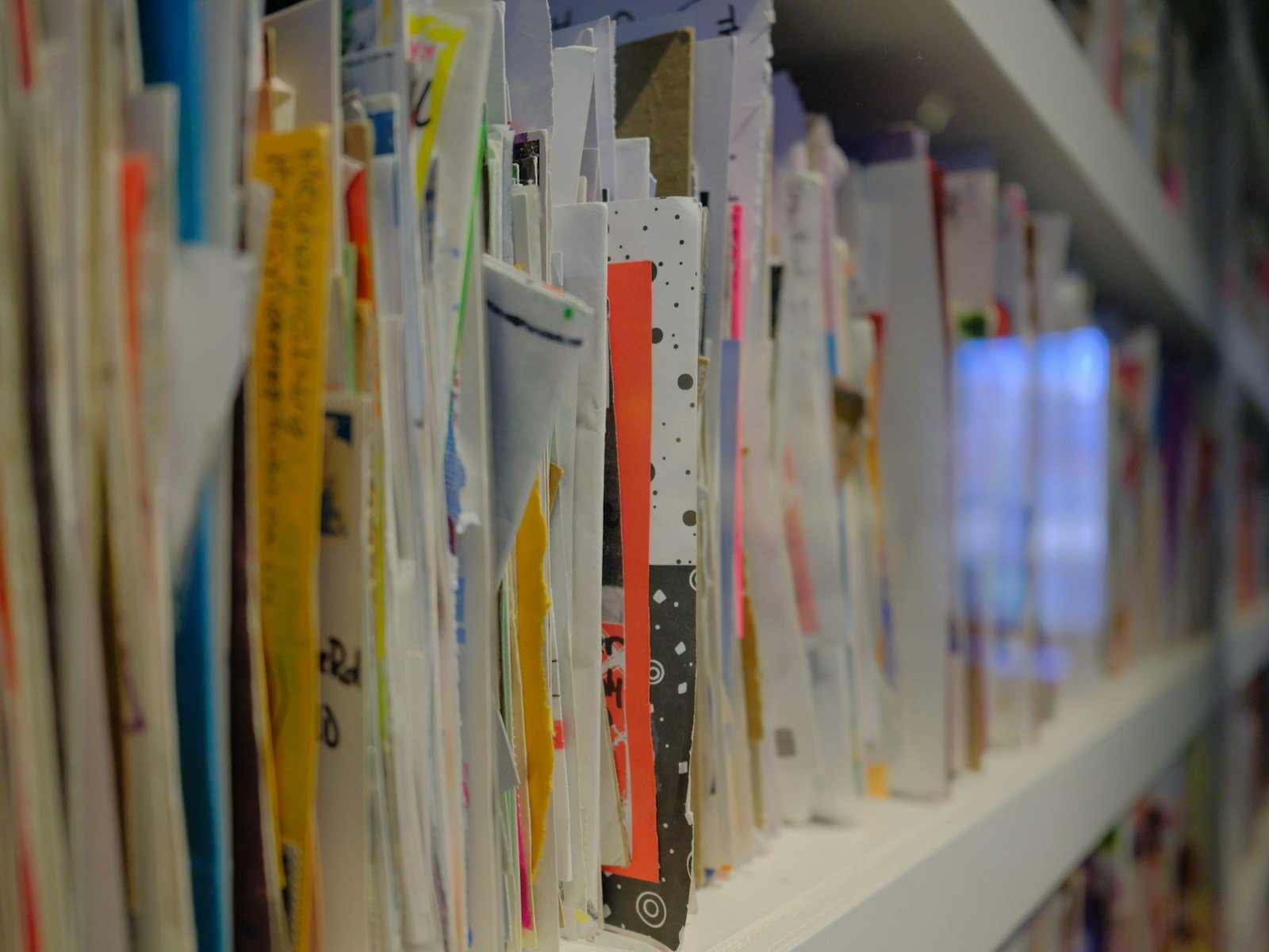 Documentos de cores ordenados nun andel