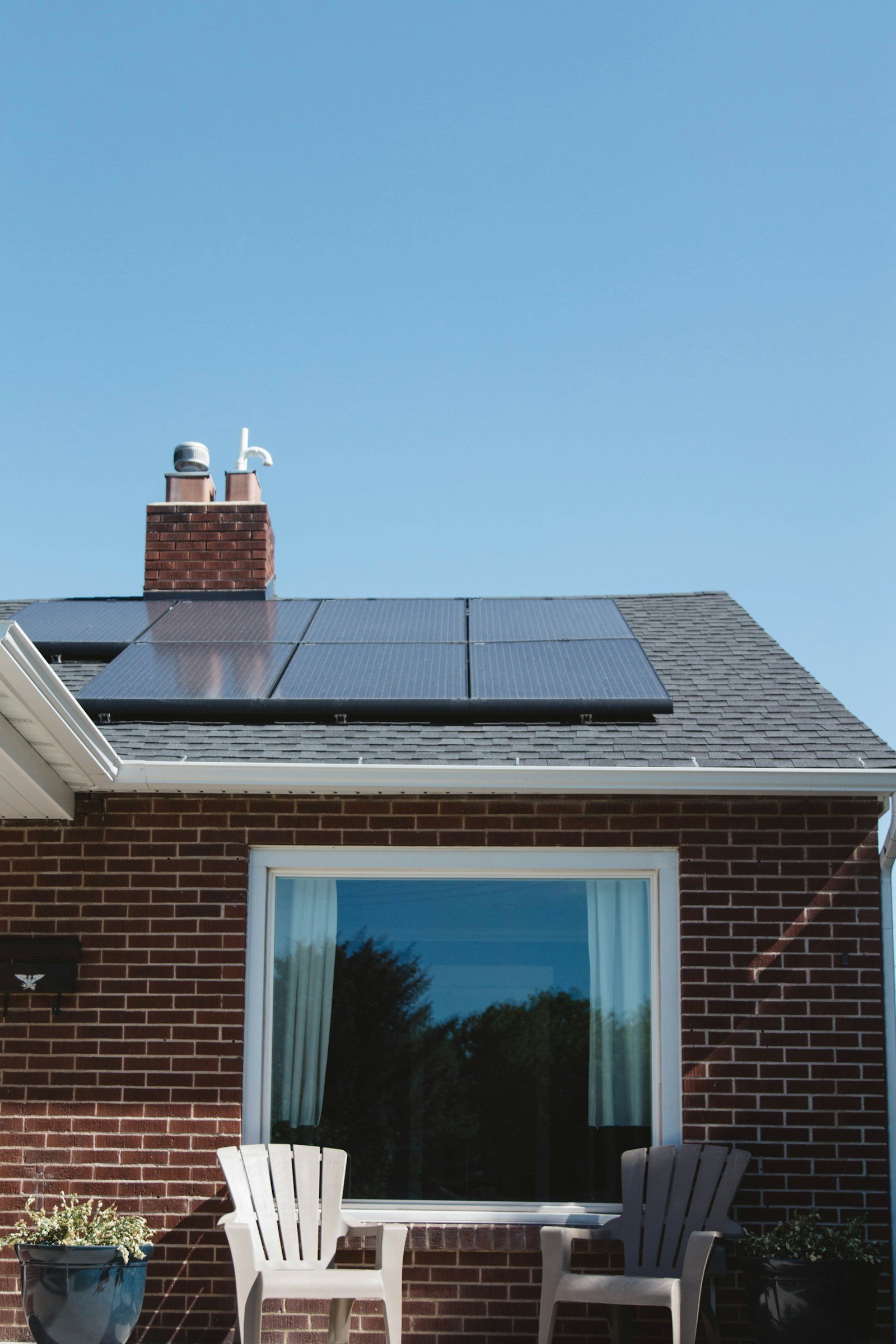 Casa de ladrillo con paneis solares no tellado